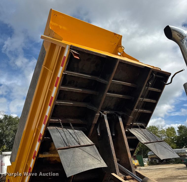 image for item ER0137 2000 International 4900 dump truck
