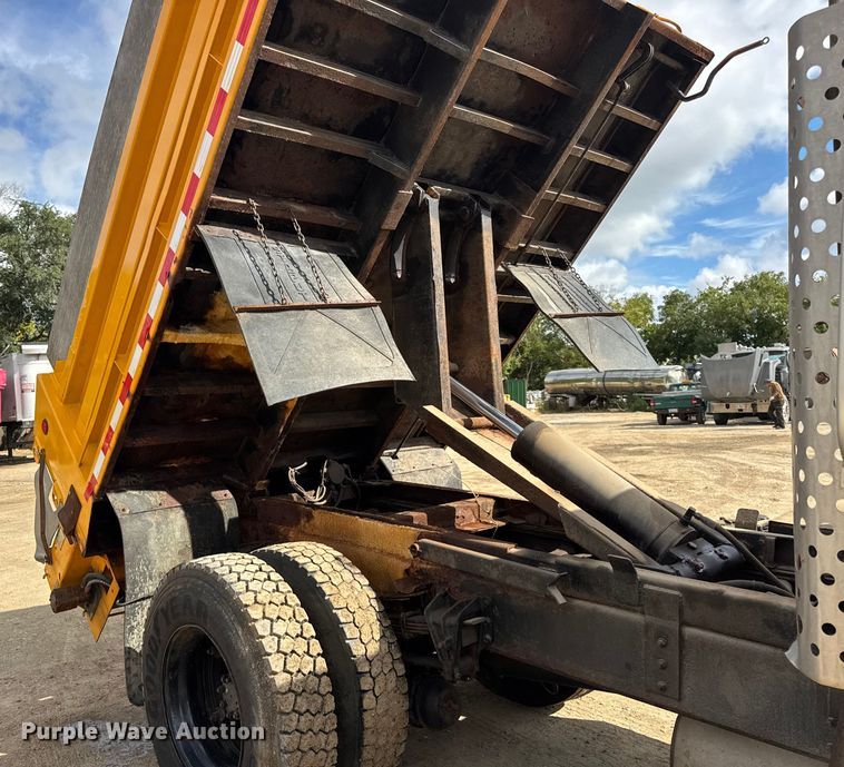 image for item ER0137 2000 International 4900 dump truck