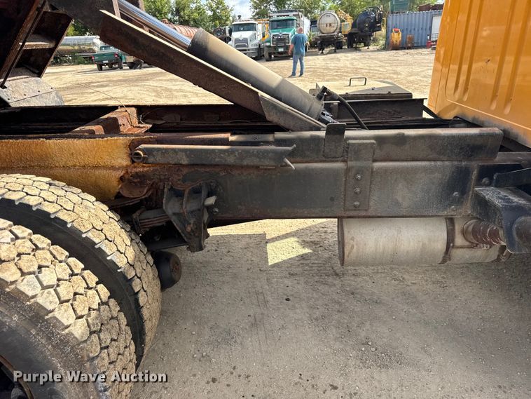 image for item ER0137 2000 International 4900 dump truck