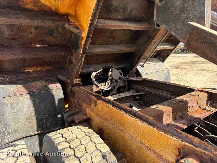 image for item ER0137 2000 International 4900 dump truck