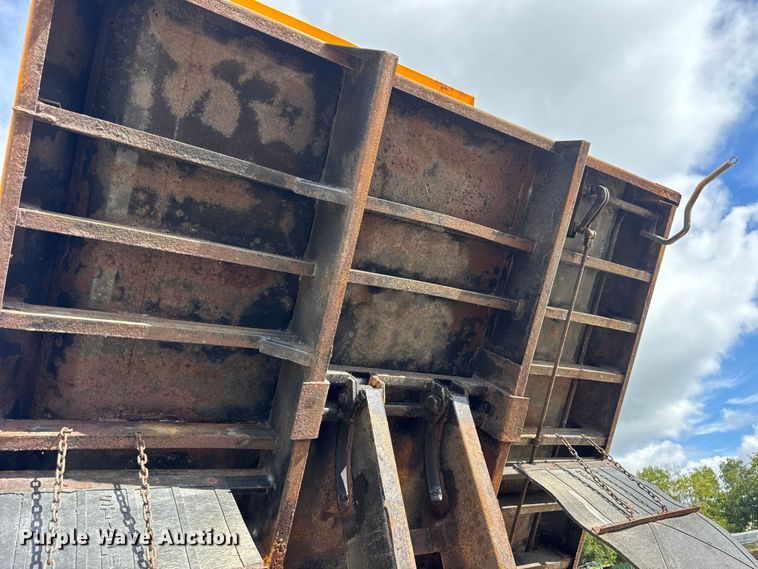 image for item ER0137 2000 International 4900 dump truck