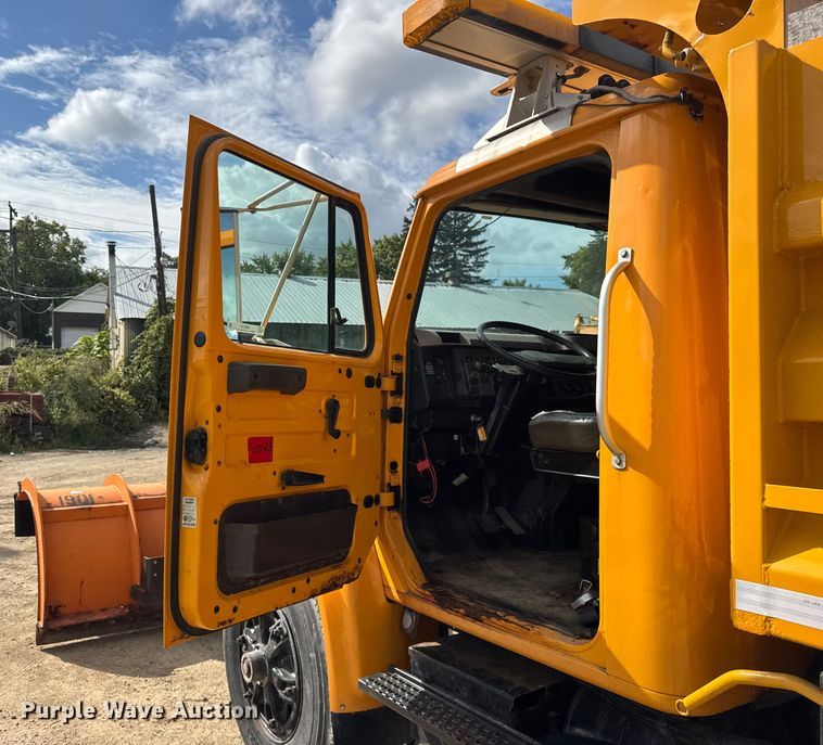 image for item ER0137 2000 International 4900 dump truck