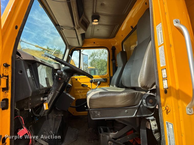 image for item ER0137 2000 International 4900 dump truck