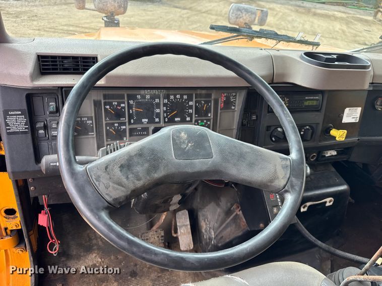 image for item ER0137 2000 International 4900 dump truck