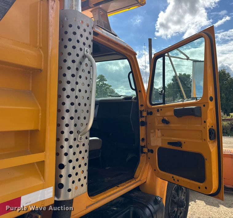 image for item ER0137 2000 International 4900 dump truck