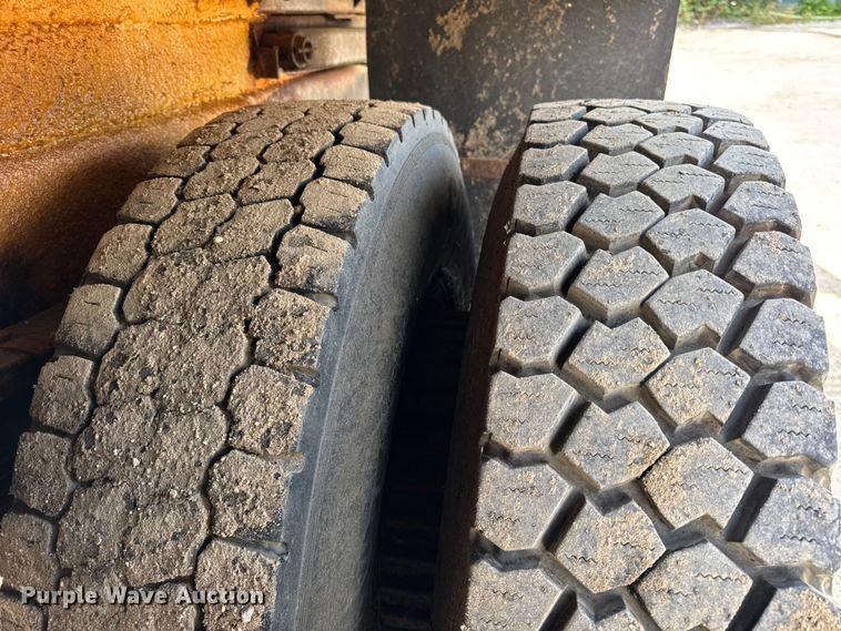 image for item ER0137 2000 International 4900 dump truck