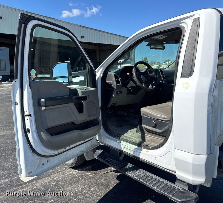 image for item ER0156 2017 Ford F450 Super Duty truck cab and chassis