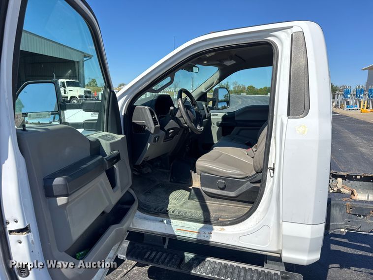 image for item ER0156 2017 Ford F450 Super Duty truck cab and chassis