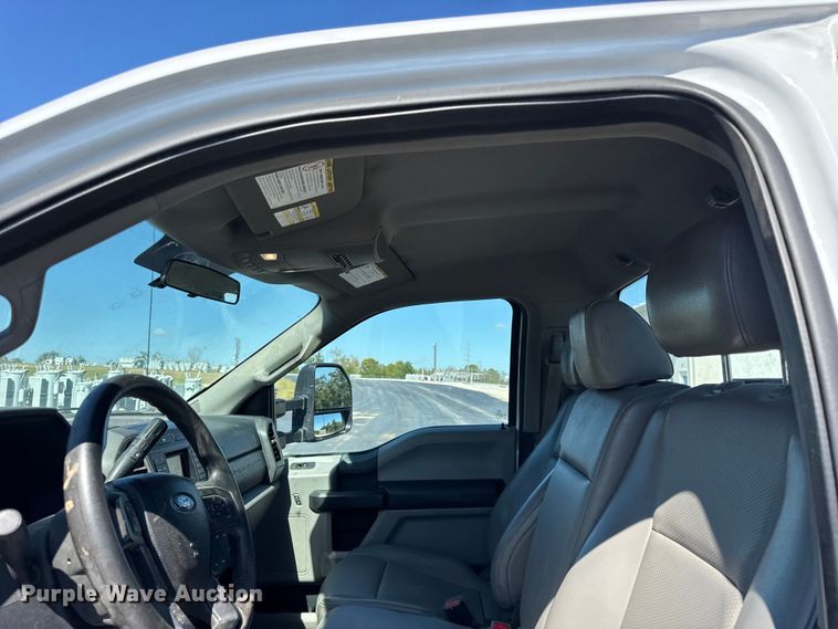 image for item ER0156 2017 Ford F450 Super Duty truck cab and chassis