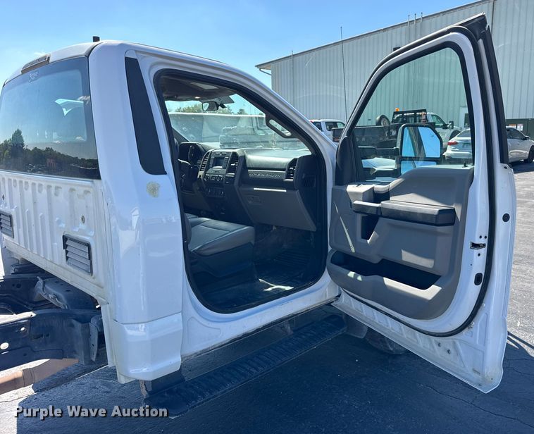 image for item ER0156 2017 Ford F450 Super Duty truck cab and chassis