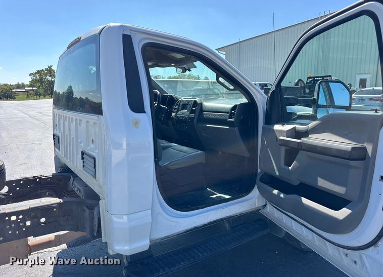 image for item ER0156 2017 Ford F450 Super Duty truck cab and chassis