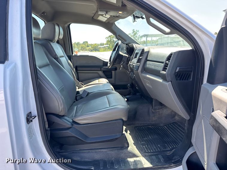 image for item ER0156 2017 Ford F450 Super Duty truck cab and chassis