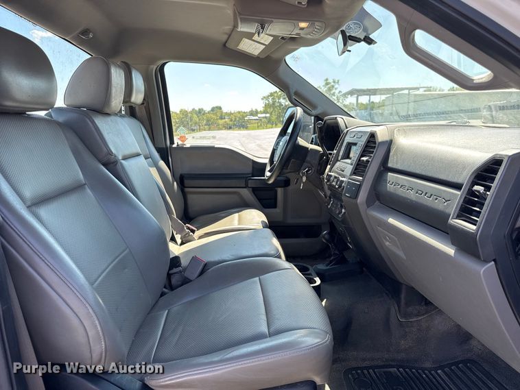 image for item ER0156 2017 Ford F450 Super Duty truck cab and chassis