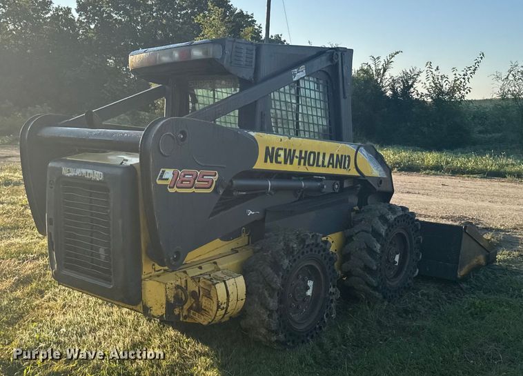 image for item ER2464 2008 New Holland L185 skid steer loader