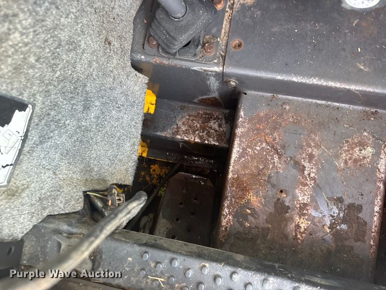 image for item ER2464 2008 New Holland L185 skid steer loader