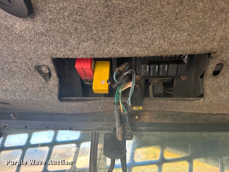 image for item ER2464 2008 New Holland L185 skid steer loader