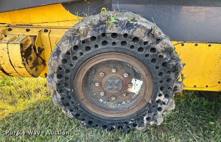 image for item ER2464 2008 New Holland L185 skid steer loader