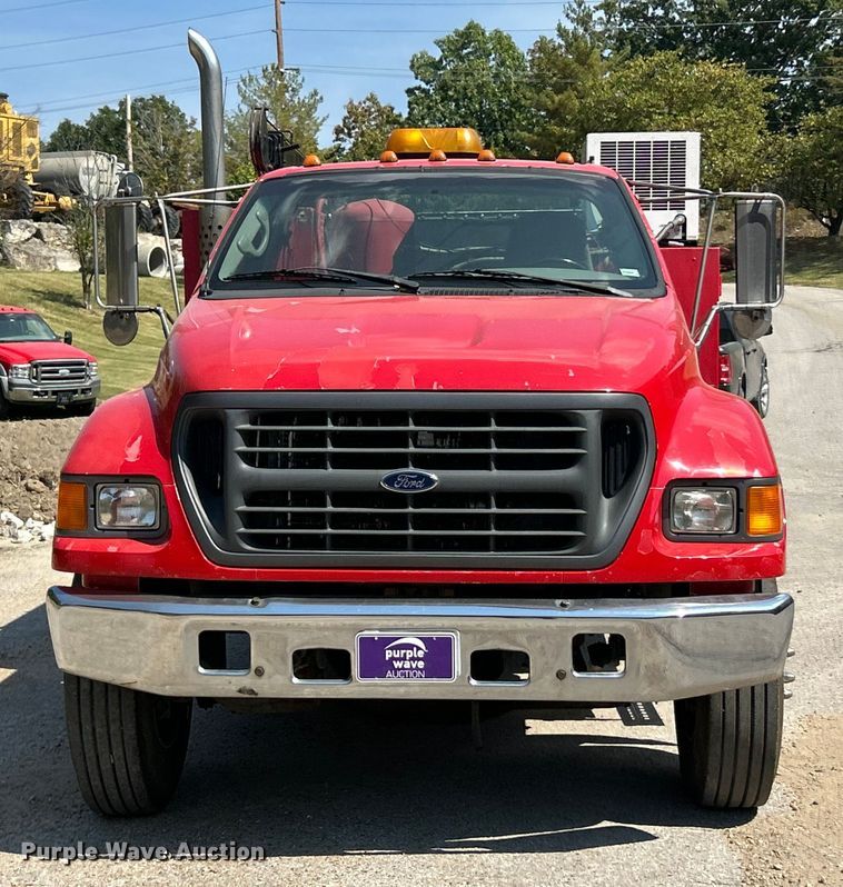 image for item ET3192 2000 Ford F650 Super Duty XL  utility / service truck