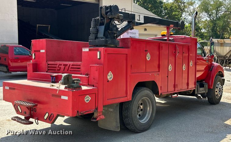 image for item ET3192 2000 Ford F650 Super Duty XL  utility / service truck