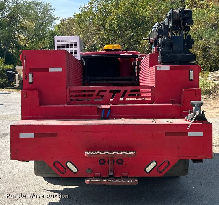 image for item ET3192 2000 Ford F650 Super Duty XL  utility / service truck