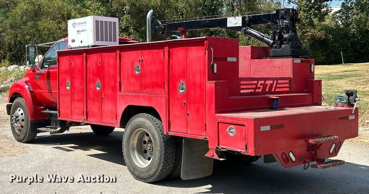 image for item ET3192 2000 Ford F650 Super Duty XL  utility / service truck