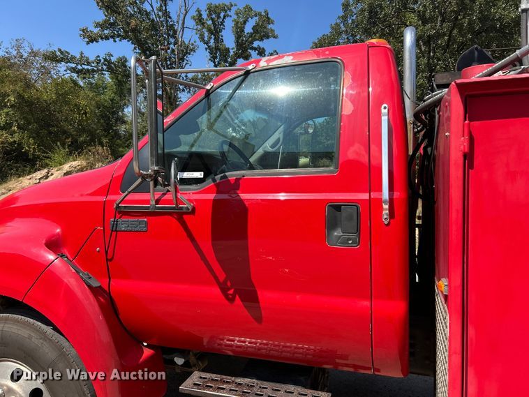 image for item ET3192 2000 Ford F650 Super Duty XL  utility / service truck