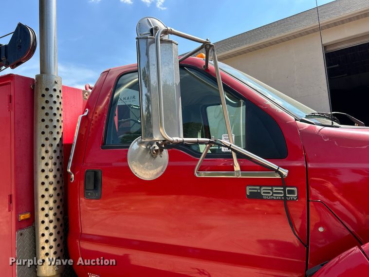 image for item ET3192 2000 Ford F650 Super Duty XL  utility / service truck