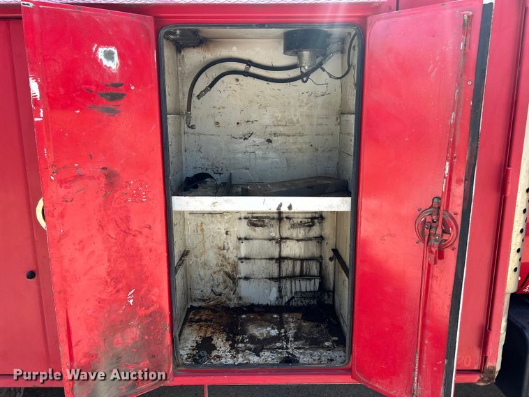 image for item ET3192 2000 Ford F650 Super Duty XL  utility / service truck