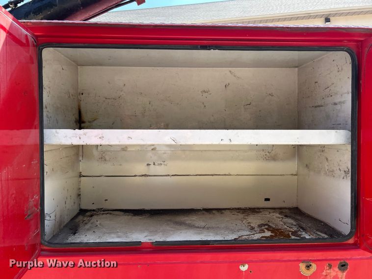 image for item ET3192 2000 Ford F650 Super Duty XL  utility / service truck