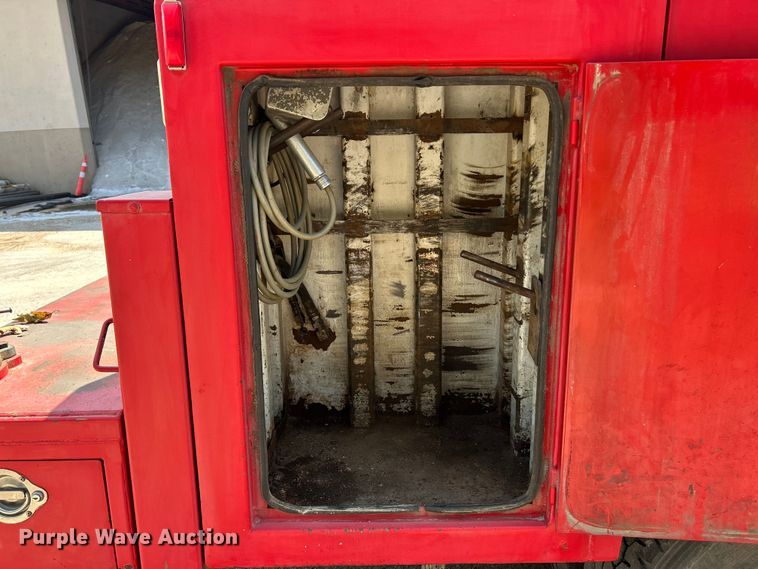 image for item ET3192 2000 Ford F650 Super Duty XL  utility / service truck