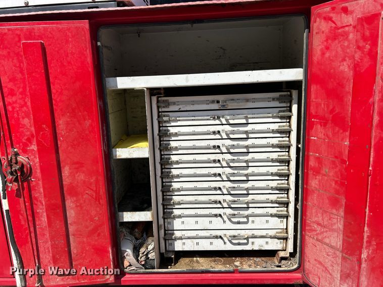 image for item ET3192 2000 Ford F650 Super Duty XL  utility / service truck