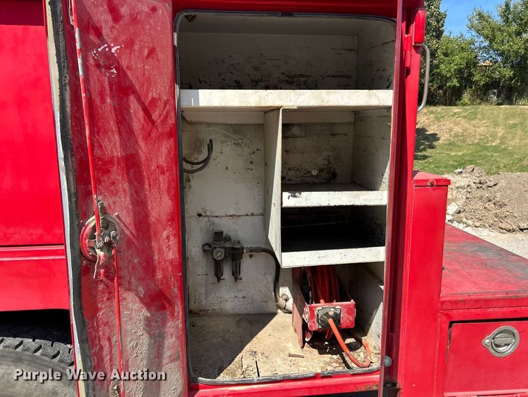 image for item ET3192 2000 Ford F650 Super Duty XL  utility / service truck