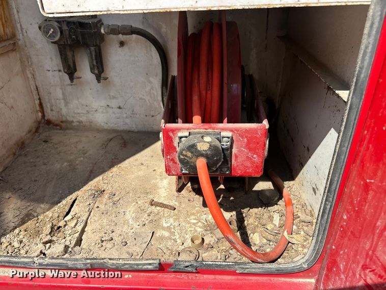 image for item ET3192 2000 Ford F650 Super Duty XL  utility / service truck