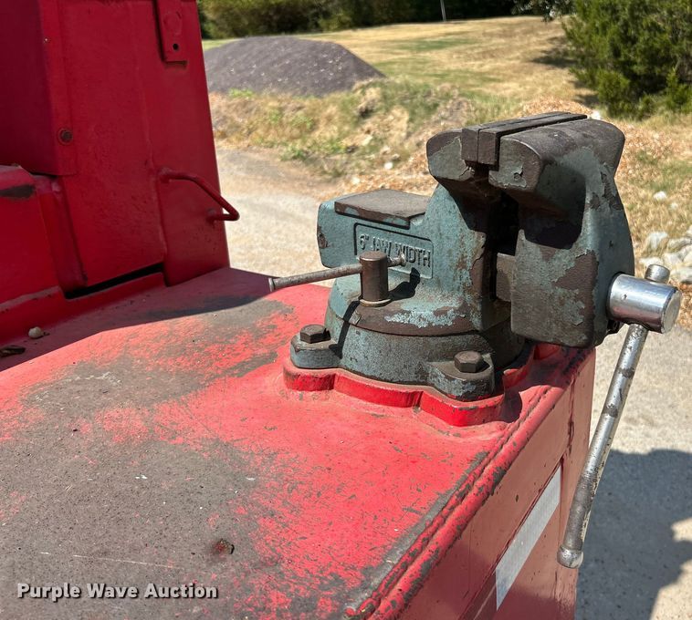 image for item ET3192 2000 Ford F650 Super Duty XL  utility / service truck