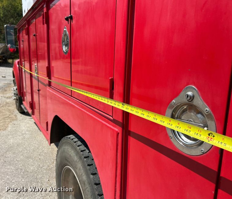 image for item ET3192 2000 Ford F650 Super Duty XL  utility / service truck