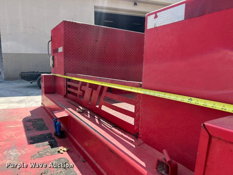 image for item ET3192 2000 Ford F650 Super Duty XL  utility / service truck