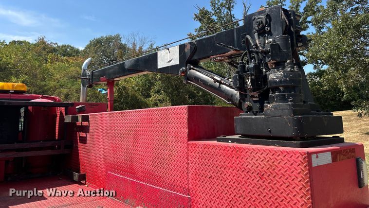 image for item ET3192 2000 Ford F650 Super Duty XL  utility / service truck