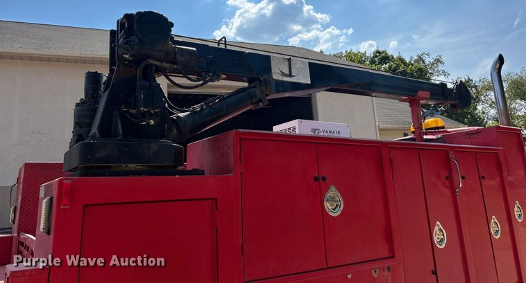 image for item ET3192 2000 Ford F650 Super Duty XL  utility / service truck