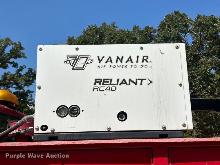 image for item ET3192 2000 Ford F650 Super Duty XL  utility / service truck