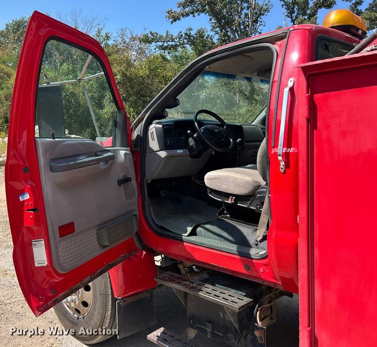 image for item ET3192 2000 Ford F650 Super Duty XL  utility / service truck