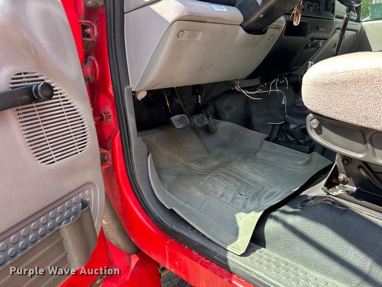 image for item ET3192 2000 Ford F650 Super Duty XL  utility / service truck