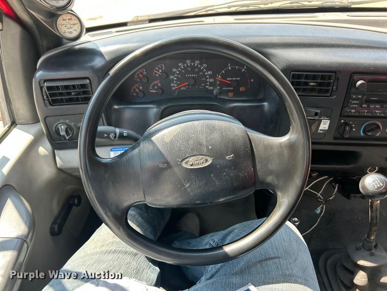 image for item ET3192 2000 Ford F650 Super Duty XL  utility / service truck