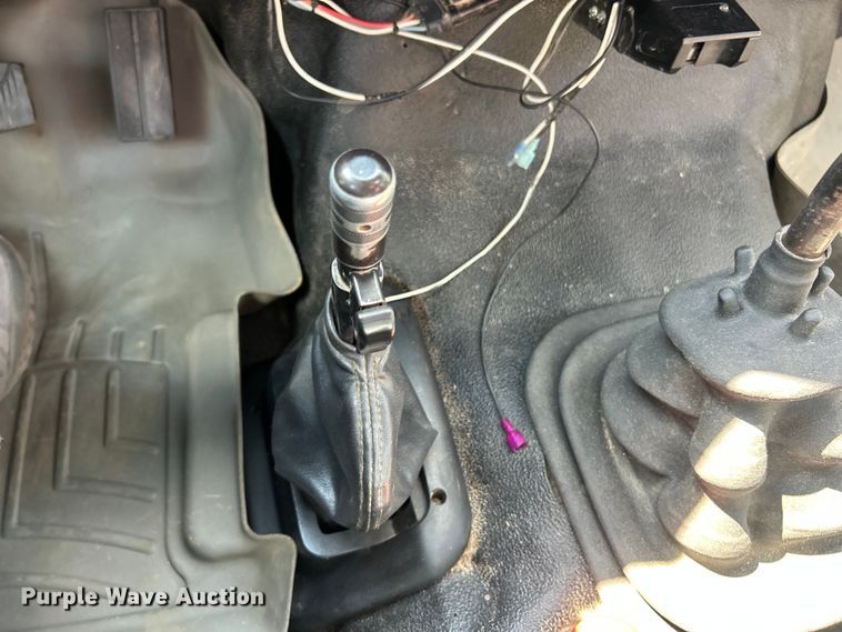 image for item ET3192 2000 Ford F650 Super Duty XL  utility / service truck