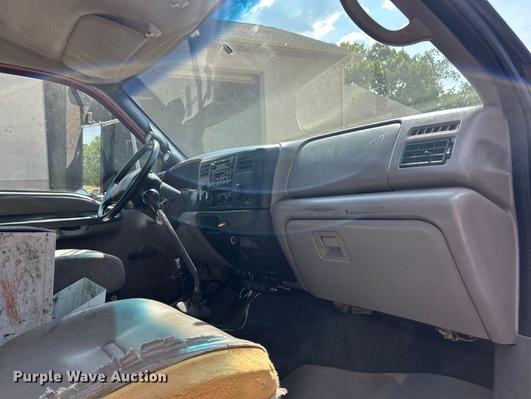 image for item ET3192 2000 Ford F650 Super Duty XL  utility / service truck