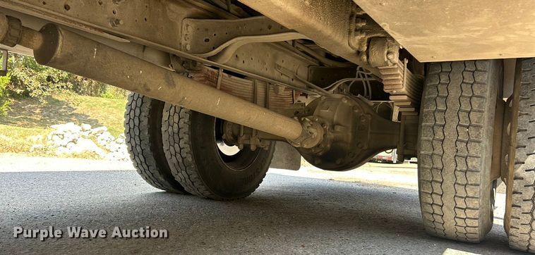 image for item ET3192 2000 Ford F650 Super Duty XL  utility / service truck