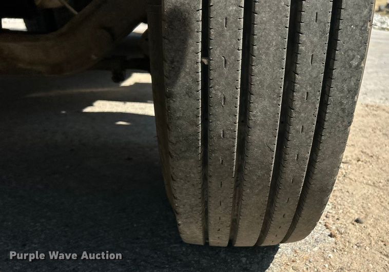 image for item ET3192 2000 Ford F650 Super Duty XL  utility / service truck