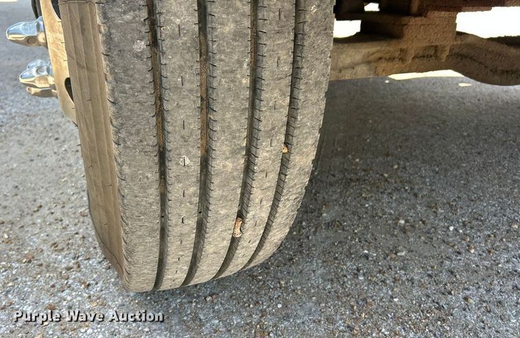 image for item ET3192 2000 Ford F650 Super Duty XL  utility / service truck