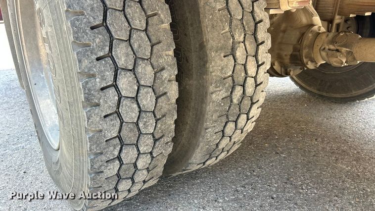 image for item ET3192 2000 Ford F650 Super Duty XL  utility / service truck