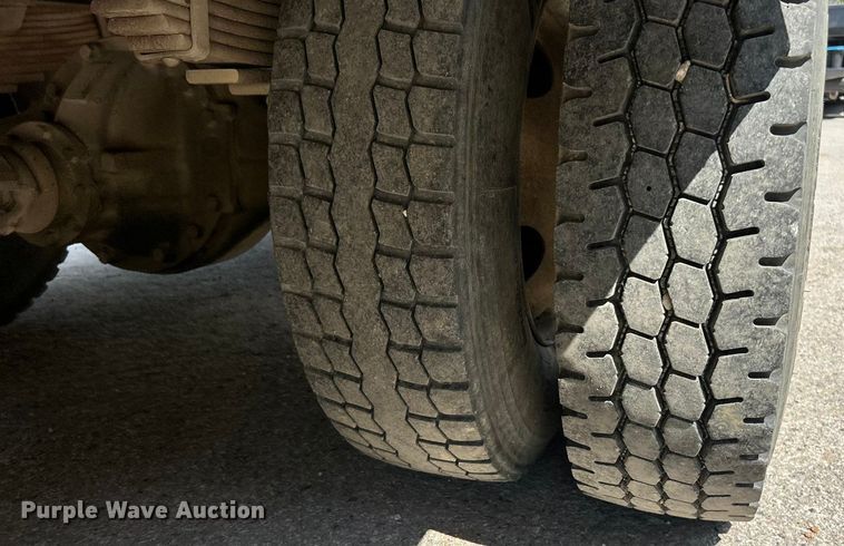 image for item ET3192 2000 Ford F650 Super Duty XL  utility / service truck