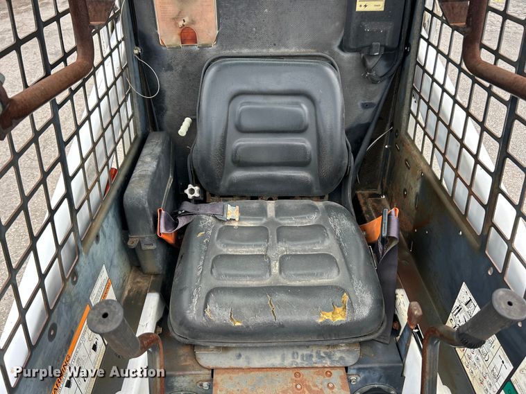 image for item ET3208 2005 Bobcat 463 skid steer loader